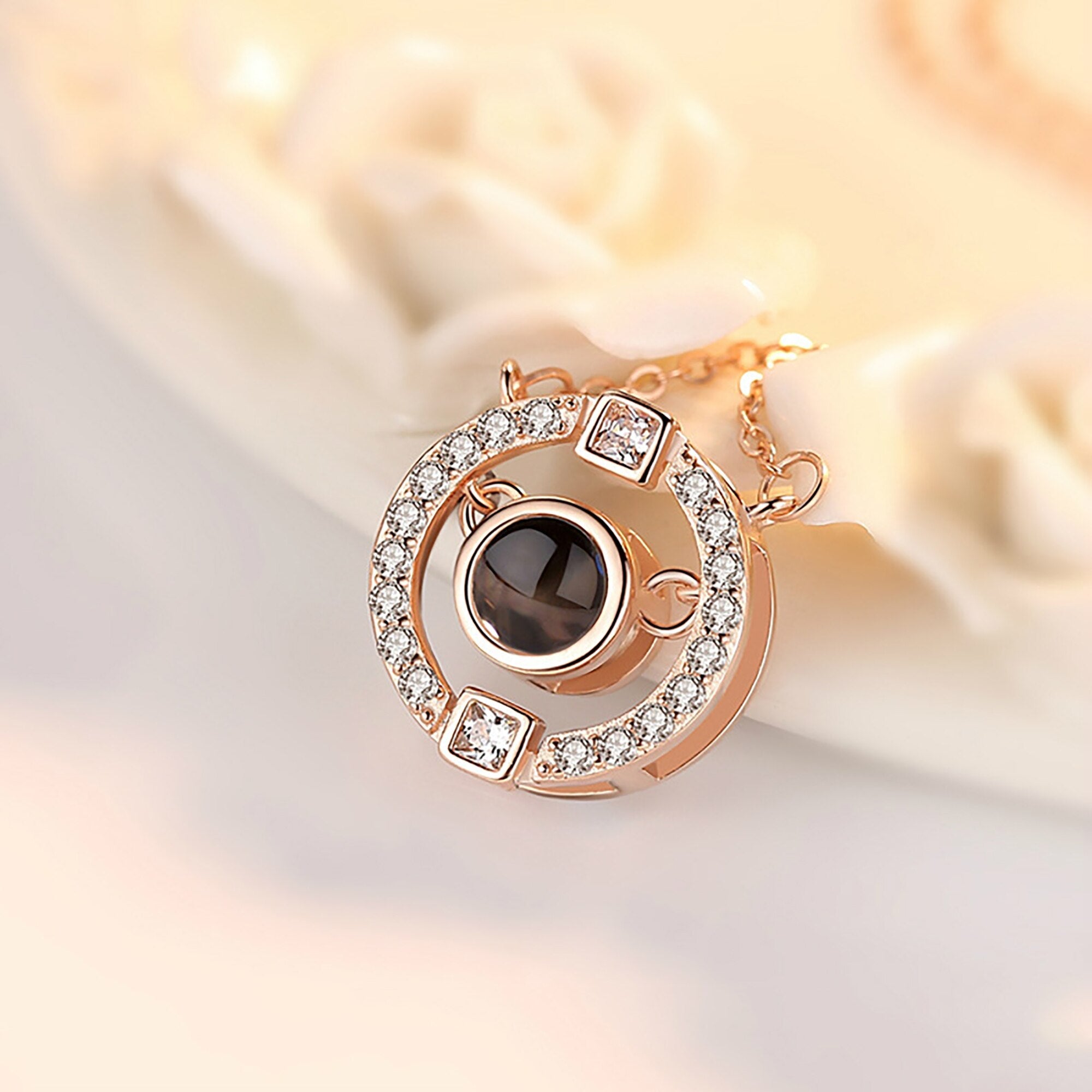 Customizable photo circle Projection Necklace Creative Pendant is a Commemorative Gift